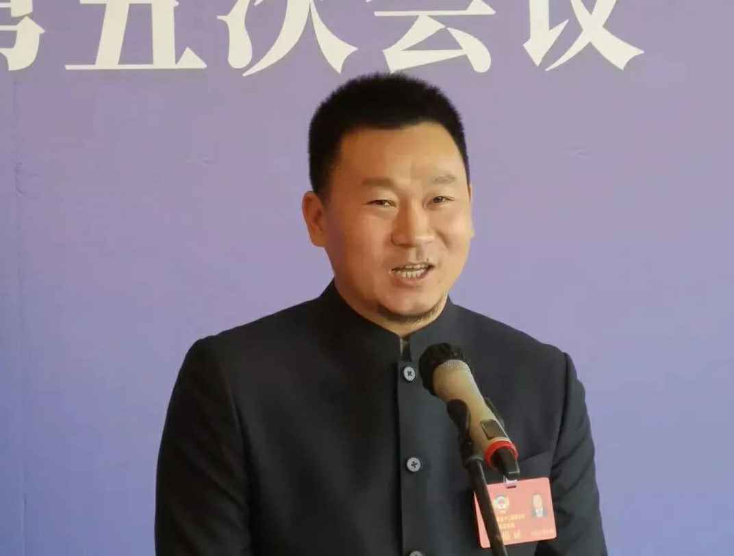 202204221343.jpg 为进一步展示市政协团结、民主、开放、自信的形象,向市民和网友展示政协委员的履职风采,中山市政协十二届五次会议在2月4日上午开幕前开设“委员通道”,市政协委员、北京邵鸣高效教学培训有限公司公司总经理陈朝阳走进“委员通道”,回应社会关切的问题。他就如何做好城市应急管理规划的问题进行发言,并回答记者提问。.jpg